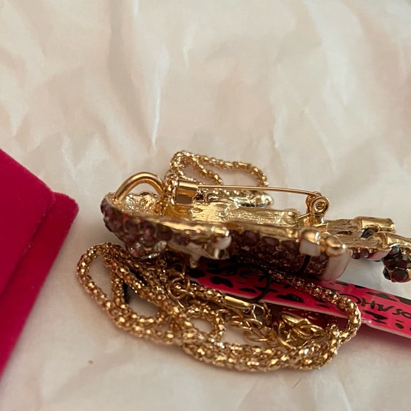 🎄Fancy Santa. Betsey Johnson at her best. He’s a Brooch and a necklace! - Picture 5 of 5